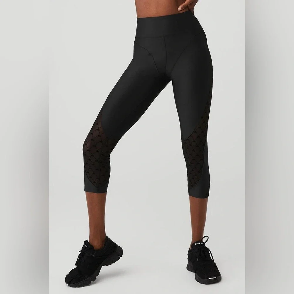ALO Yoga SET Airlift Mesh Bra and High-Waist Celeste Capri Set